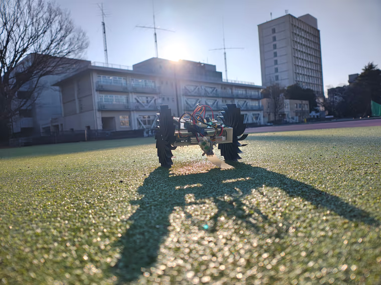 芝生の上で走行するCanSat